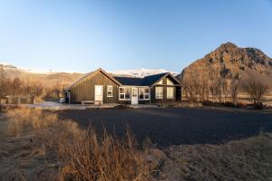 霍尔斯沃德吕尔Grund Cabin的以山为背景的房子