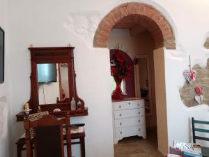 a room with a dresser and a mirror and a dresser at Casa Vacanze Porta a Mare in Scarlino