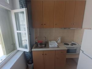 Imagem da galeria de Friendly Studio The bed is semi double em Mytilini mais 12 fotografias