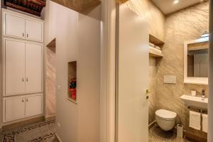 Colosseo Accomodation Room Guest House的一间浴室