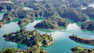 een luchtbeeld van een groep eilanden in een rivier bij Las Casas de Tomate in Guatapé +9 foto's