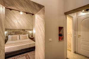 罗马Colosseo Accomodation Room Guest House的房间里有一张床的小卧室