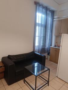 Imagem da galeria de Friendly Studio The bed is semi double em Mytilini