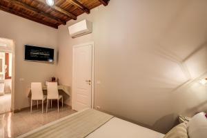 Colosseo Accomodation Room Guest House的电视和/或娱乐中心