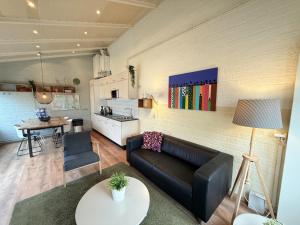 ein Wohnzimmer mit Sofa und Tisch in der Unterkunft Bungalowpark Simpelveld - Schakel 22 in Simpelveld