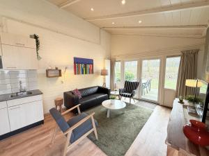 ein Wohnzimmer mit Sofa und Tisch in der Unterkunft Bungalowpark Simpelveld - Schakel 22 in Simpelveld + 8 Fotos