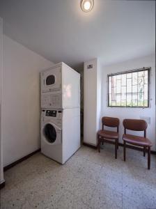 ボゴタにあるExclusive Apartment in Bogota 93 Park Areaの洗濯機、電子レンジが備わる客室です。