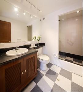 ボゴタにあるExclusive Apartment in Bogota 93 Park Areaのトイレ、洗面台、シャワー付きのバスルーム