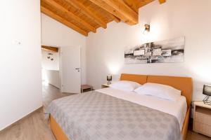 una camera da letto con un letto grande in una stanza di Ferienhaus Mit Privatpool Für 6 Personen Ca 150 M Sup2 In Vinež, Istrien Rabac Und Labin a Vinež