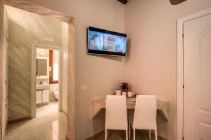 Colosseo Accomodation Room Guest House的电视和/或娱乐中心