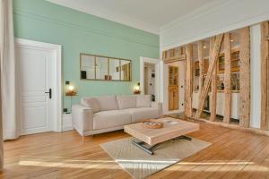 Una sala de estar con un sofá y una mesa de café. en Le Pianiste, en hypercentre avec balcon, en Limoges