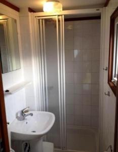 Koupelna v ubytování Strandnahes Chalet Mit Überdachter Veranda