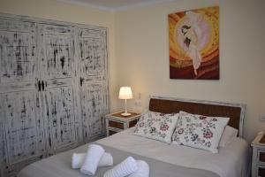 una camera da letto con un letto con due cuscini bianchi di Casa Berrincha a Cómpeta Altre 28 foto