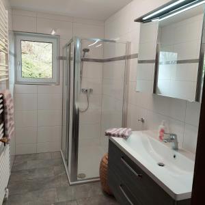 A bathroom at Haus Traunsee Blick