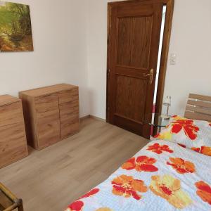 A bed or beds in a room at Haus Traunsee Blick