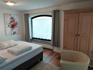 A bed or beds in a room at Haus Traunsee Blick