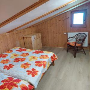 A bed or beds in a room at Haus Traunsee Blick