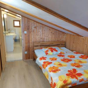 A bed or beds in a room at Haus Traunsee Blick