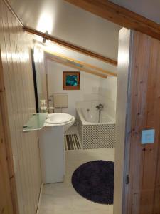 A bathroom at Haus Traunsee Blick