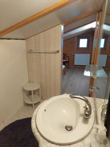 A bathroom at Haus Traunsee Blick