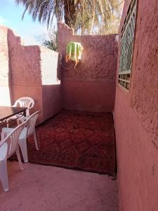 瓦尔扎扎特Bivouac Lot Of Stars的庭院配有桌椅和地毯。