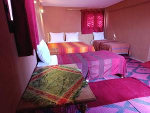 瓦尔扎扎特Bivouac Lot Of Stars的一间设有两张带彩色毯子的床的客房 更多45张照片