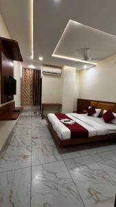 Rúm í herbergi á Hotel PRAKASHAM