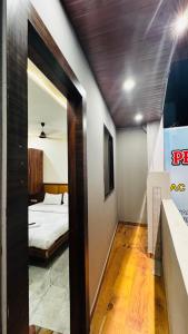 Rúm í herbergi á Hotel PRAKASHAM