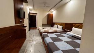 Rúm í herbergi á Hotel PRAKASHAM