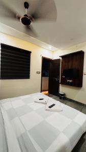 Rúm í herbergi á Hotel PRAKASHAM