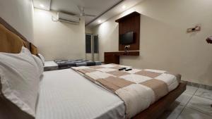 Rúm í herbergi á Hotel PRAKASHAM