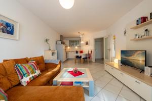 a living room with a couch and a table at Villa Mara Wohnung 3 in Baabe