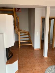 Imagine din galeria proprietății Maisonettenwohnung Mit Wendeltreppe Zu Den Schlafzimmern Mit Seeblick în Rheinsberg