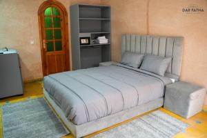 Ένα ή περισσότερα κρεβάτια σε δωμάτιο στο Dar Fatna Marrakech