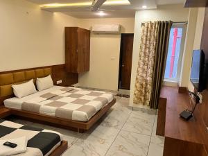 Rúm í herbergi á Hotel PRAKASHAM