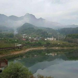 Noel's Darak Pension في دانيانغ: كمية كبيرة من المياه مع الجبال في الخلفية