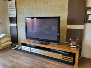 Noel's Darak Pension في دانيانغ: تلفزيون بشاشة مسطحة جالس فوق مركز ترفيهي