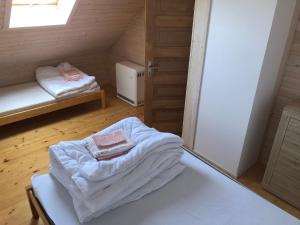 Łóżko lub łóżka w pokoju w obiekcie Szumimorze
