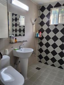 Noel's Darak Pension في دانيانغ: حمام مع حوض ومرحاض +39 صورة