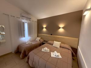 2 letti in camera d'albergo con asciugamani di B&B Villa Da Antonio a Caltanissetta