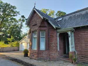 德里门Mulberry Lodge Guest Suite - luxurious accommodation on West Highland Way的旧砖屋,设有门廊