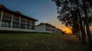 un edificio con il tramonto sullo sfondo di Flat Monte Castelo Gravatá - Apartamento 2 Quartos a Sairé
