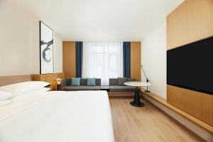 海口市にあるFairfield by Marriott Haikou Meilanのベッド2台と薄型テレビ付きのホテルの部屋 +10枚の写真