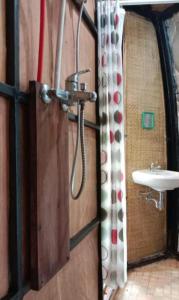 un baño con ducha y lavabo en Kuta HomePod, en Kuta Lombok