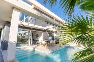 una villa con piscina y una casa en Azure Escape Villa, Gran Alacant by United Renters, en Puerto Marino