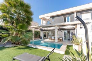 una imagen de una casa con piscina en Azure Escape Villa, Gran Alacant by United Renters, en Puerto Marino