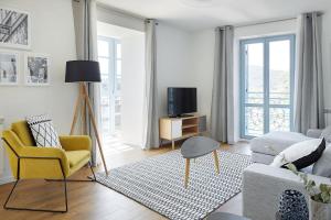 TV a/nebo společenská místnost v ubytování H SUITE3A by Smiling Rentals