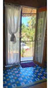 una puerta abierta con vista a un porche en Kuta HomePod, en Kuta Lombok