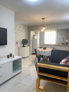 un soggiorno con un tavolo e una sala da pranzo di Apartamento Studio 201 a Juazeiro
