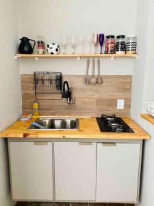 una cucina con un lavello e un piano di lavoro di Apartamento Studio 201 a Juazeiro
